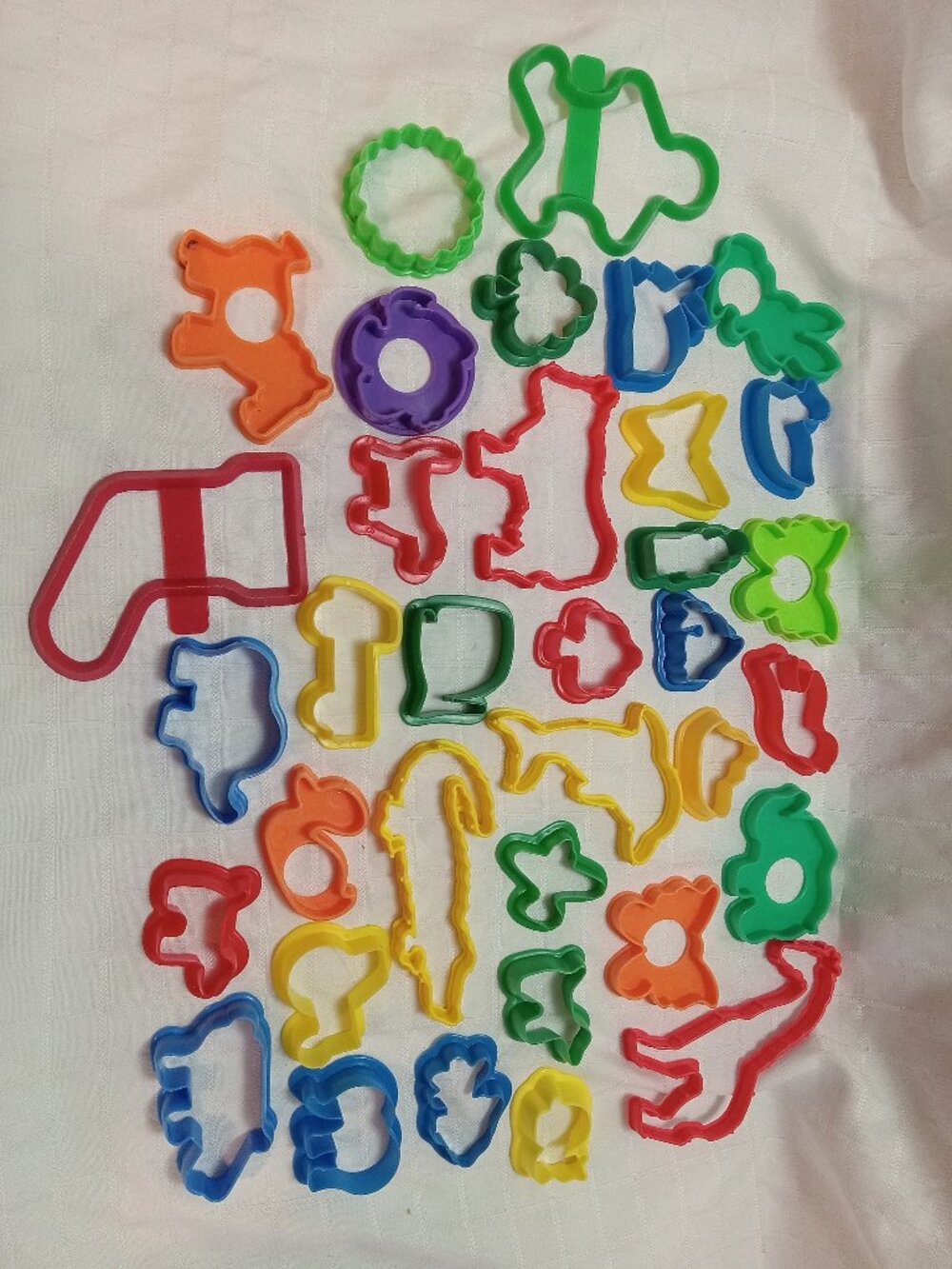 A wide variety of vintage plastic molds and accessories for playdough X 100 pces